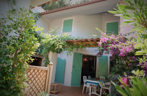 Lecci House | Cozy villa 🌞, air-conditioned, 5' walk to San Ciprianu beach 🌊