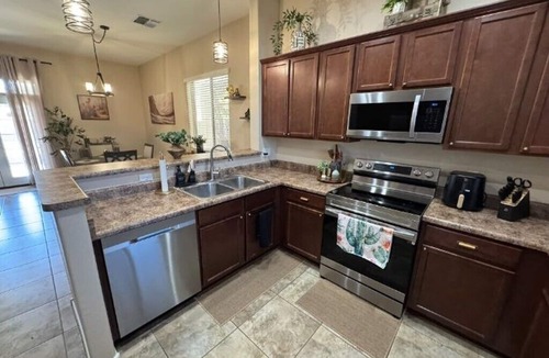 Granville House | Cute & Comfortable 3BR Getaway for Relaxed Stays