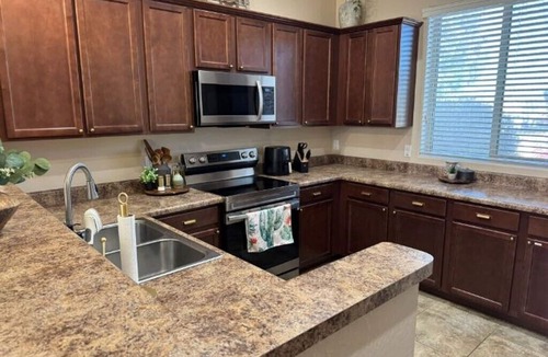 Granville House | Cute & Comfortable 3BR Getaway for Relaxed Stays