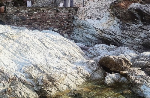 Chine House | Directly at the water's'edge, in the front line on the rocks