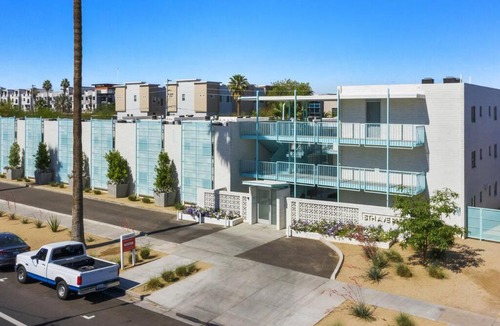 Roosevelt Apartment | DTPH Mid Century Studio w/Pool & Parking