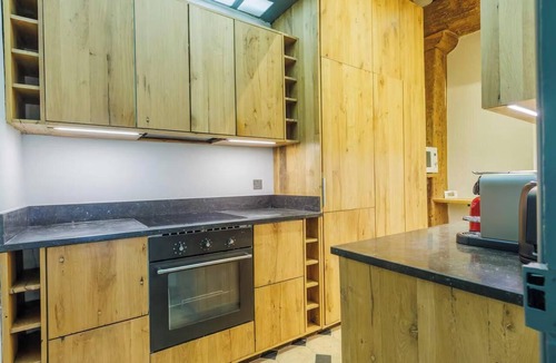 Les Iles Apartment | EXCEPTIONAL LOCATION & STEPS AWAY FROM ICONIC NOTRE DAME - RUE CHANOINESSE