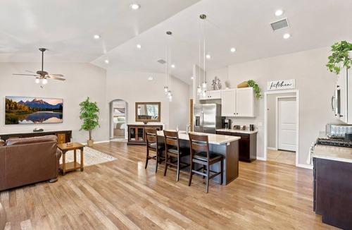 Payson House | Forest Park Retreat, Private Garage/3.5 Miles to Rodeo