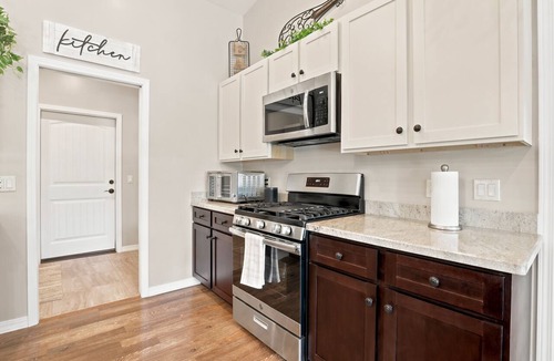 Payson House | Forest Park Retreat, Private Garage/3.5 Miles to Rodeo