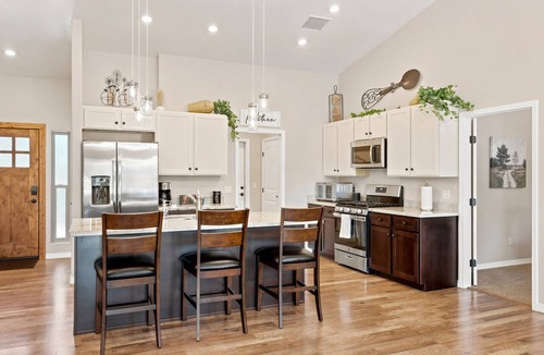 Payson House | Forest Park Retreat, Private Garage/3.5 Miles to Rodeo
