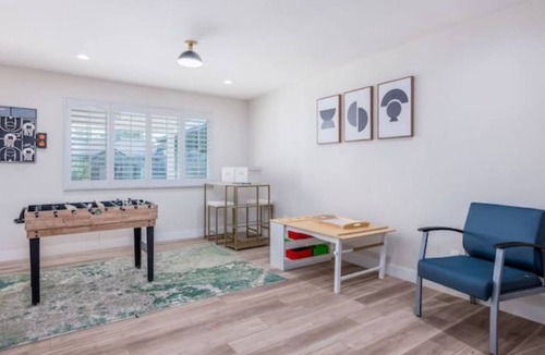 Mesa House | Fun Family Chic Heated Pool Retreat + Hot Tub + 7 beds + Games + Lawn + MORE