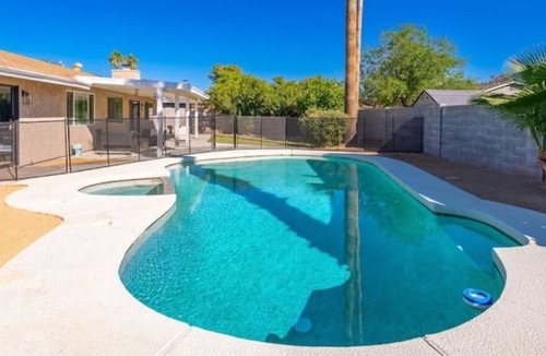 Mesa House | Fun Family Chic Heated Pool Retreat + Hot Tub + 7 beds + Games + Lawn + MORE