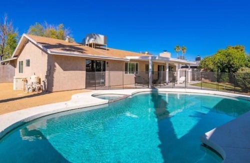 Mesa House | Fun Family Chic Heated Pool Retreat + Hot Tub + 7 beds + Games + Lawn + MORE