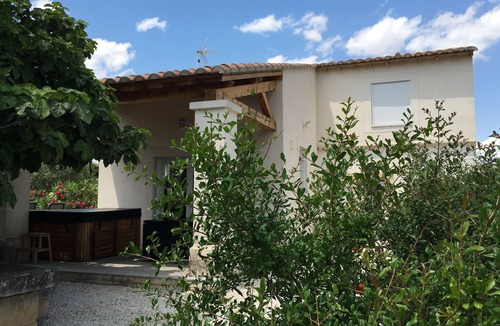 Arles Cottage | Gîte du Petit Mandon-Arles-Crau-Camargue: a house for 5 people with spa