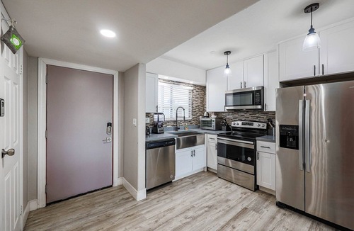 Arcadia Apartment | Great 1BR Apt W/Pool next Fashion Sq Mall & Bars