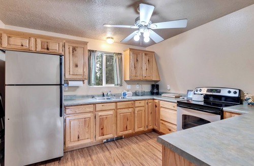 Duck Creek Village Cabin | Hillside Hideaway 1 bdrm w/private loft, wood fireplace, & outdoor fire pit
