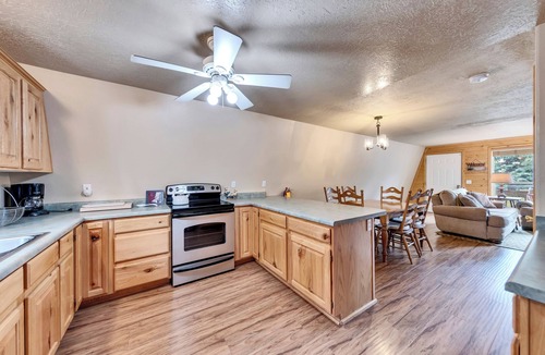 Duck Creek Village Cabin | Hillside Hideaway 1 bdrm w/private loft, wood fireplace, & outdoor fire pit