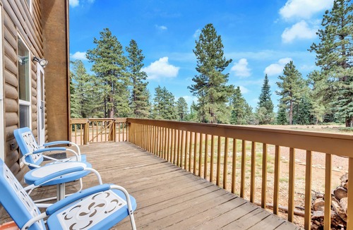 Duck Creek Village Cabin | Hillside Hideaway 1 bdrm w/private loft, wood fireplace, & outdoor fire pit