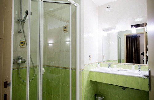 Saint-Geniez-d'Olt Hotel | Hotel Le Lion D'or