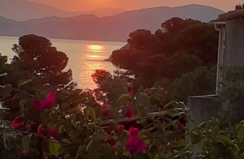 Monticello House | Homerez - Charming house in Monticello with sea view