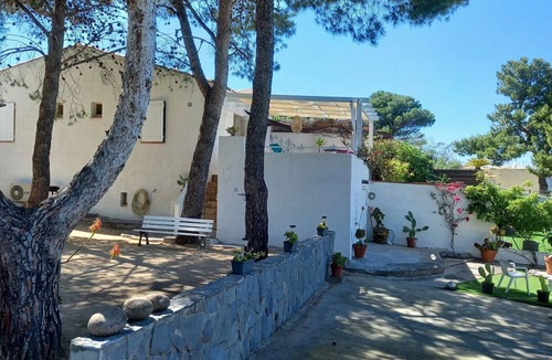 Monticello House | Homerez - Charming house in Monticello with sea view