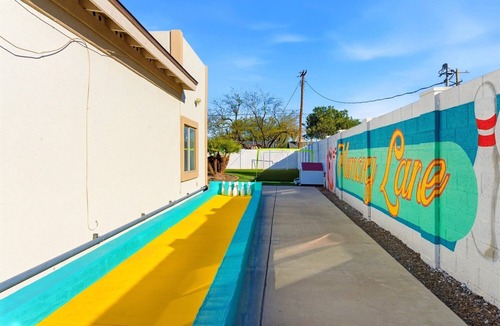 South Scottsdale House | Kicks on Route 66: Scottsdale 8BR Group Haven w/Bowling Alley & Heated Pool