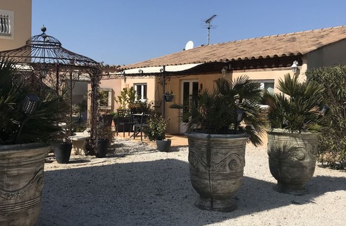 Arles Apartment | L'Oasis - a little paradise in Provence, big terrace and pool