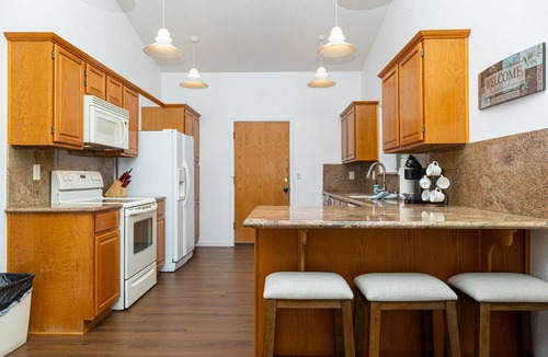 Sunridge Estates House | "Lake Lounge" pool home 5 mins from Lake Mohave