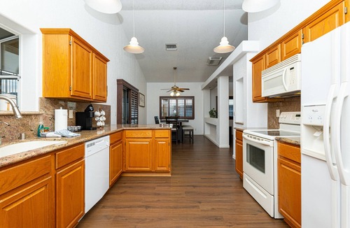 Sunridge Estates House | "Lake Lounge" pool home 5 mins from Lake Mohave