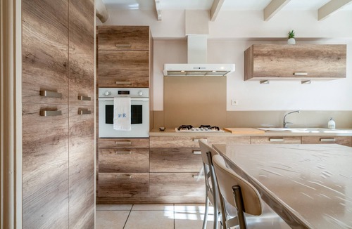 Mondragon House | Lucciano Village House, 6 Guests – Private Pool, Wi-Fi & Air Conditioning