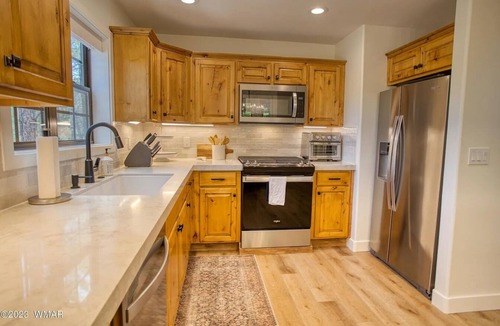 Torreon Cabin | Luxurious 4-bedroom cabin with WiFi and AC in tranquil Show Low