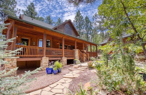 Torreon Cabin | Luxurious 4-bedroom cabin with WiFi and AC in tranquil Show Low