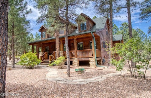 Torreon Cabin | Luxurious 4-bedroom cabin with WiFi and AC in tranquil Show Low
