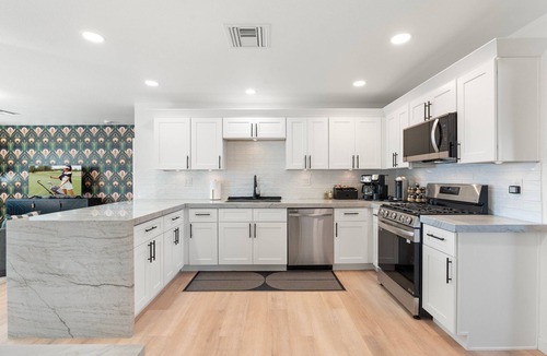 Village Grove House | Luxury 2 BR House, FREE Heated Pool, Hot Tub + Fire Pit, 5 min to Old Town!