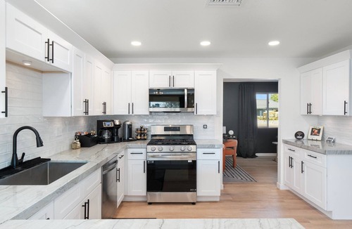 Village Grove House | Luxury 2 BR House, FREE Heated Pool, Hot Tub + Fire Pit, 5 min to Old Town!