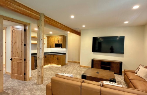 St. Charles Cabin | Luxury Bear Lake Cabin at Big Arm Farm - Sleeps 8