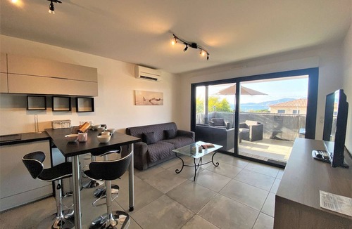 Pietrosella Apartment | Modern 3-Room Apartment with Terrace - Sleeps 6