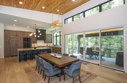 Sundance House | Modern 4BR Mountain Retreat | BBQ Outdoor Dining