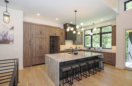 Sundance House | Modern 4BR Mountain Retreat | BBQ Outdoor Dining