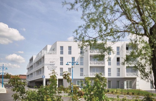 Jonzac Apartment | Modern apartment with a balcony located 500m from a spa town