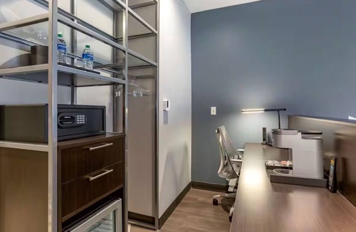 Riverside Hotel | Modern King Balcony Stay Near Phoenix Zoo | Stylish Space | Outdoor Pool