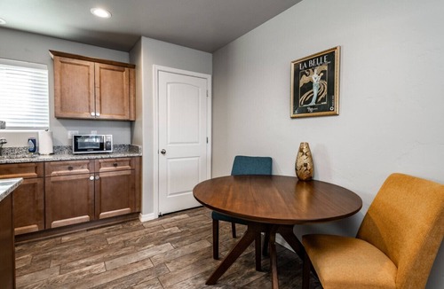 Kingman House | Modern Luxury Retreat | Brand-New Build | Pet-Friendly
