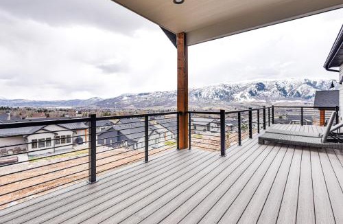 Wolf Creek House | New Home w/Amazing Views in Eden < 6 Mi to Ski!