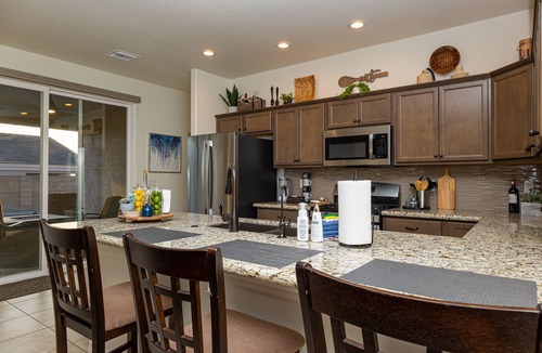 Bullhead City House | Newer Built Home with Pool, Spa, & Firepit