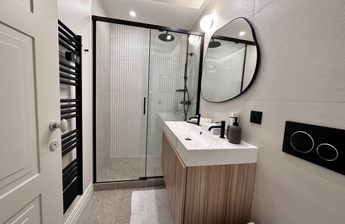 Old Town Apartment | OPERA PROMENADE 2 – Renovated 1 min to Beach Air Conditioning