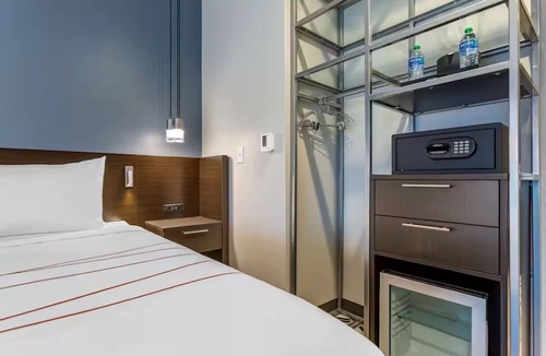 Riverside Hotel | Outdoor Pool & Rooftop Bar | King Room w/Safe Near Light Rail & Tempe Town Lake