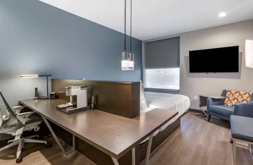 Riverside Hotel | Outdoor Pool & Rooftop Bar | King Room w/Safe Near Light Rail & Tempe Town Lake