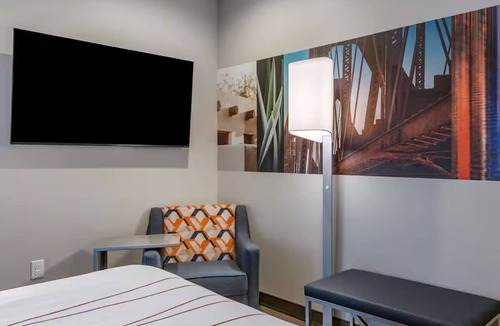 Riverside Hotel | Outdoor Pool & Rooftop Bar | King Room w/Safe Near Light Rail & Tempe Town Lake