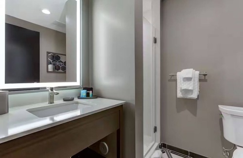 Riverside Hotel | Outdoor Pool & Rooftop Bar | King Room w/Safe Near Light Rail & Tempe Town Lake