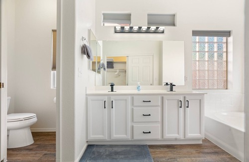 Mira Mesa House | Peachy ranch with fast Wifi, working desk and walking distance to amenities
