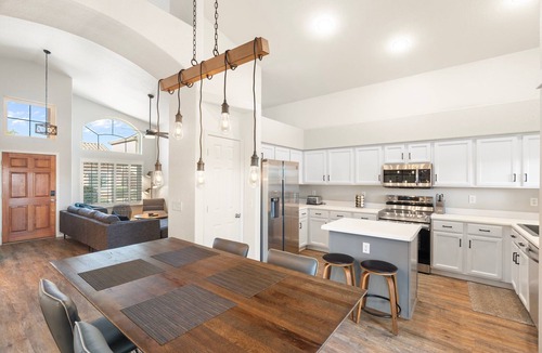 Mira Mesa House | Peachy ranch with fast Wifi, working desk and walking distance to amenities