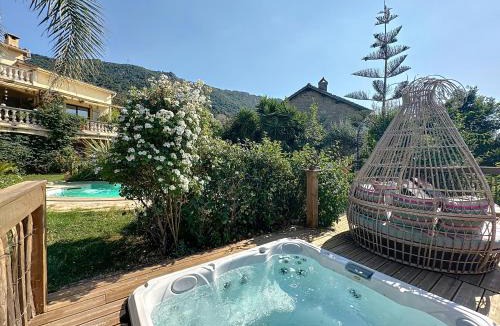 Calcatoggio Apartment | Petit coin de paradis, vue panoramique mer &montagne, piscine privée.