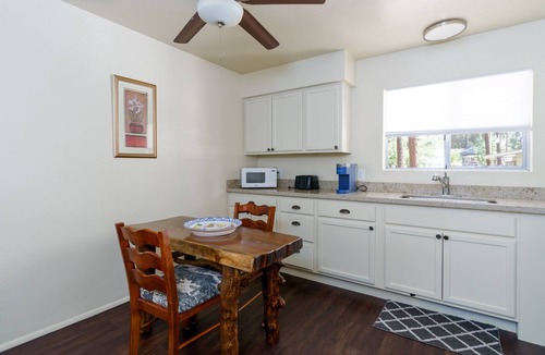 Lakeside Apartment | Pine Dawn Retreat - Unit B - Quaint 2-BDRM Apartment in Lakeside w/WiFi & Deck