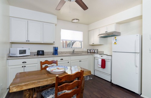 Lakeside Apartment | Pine Dawn Retreat - Unit B - Quaint 2-BDRM Apartment in Lakeside w/WiFi & Deck