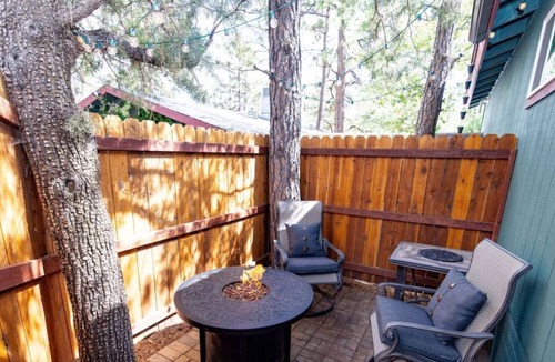Prescott House | *Pine Needle Retreat *Fireplace *Romantic Getaway